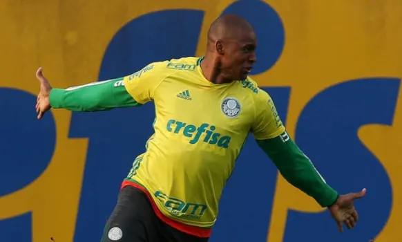 Goleiro-centroavante, Jailson faz três gols no rachão e brilha no Palmeiras