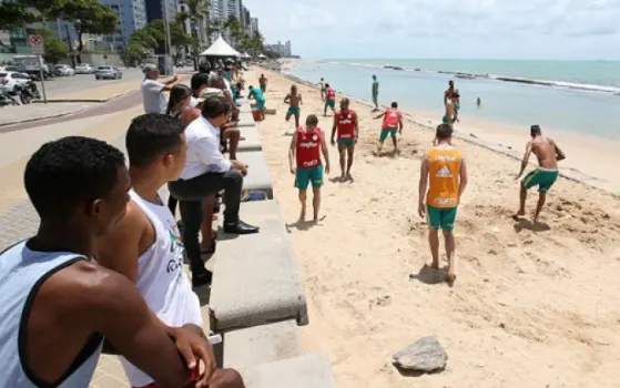 Titulares curtem praia e reservas do Palmeiras treinam na areia de Recife