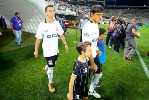 Invasor? Entenda por que anônimo entrou em campo com o Corinthians