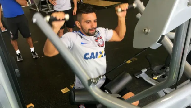 Negociando saída, Guilherme não vai a campo; Timão é cobrado por dívida