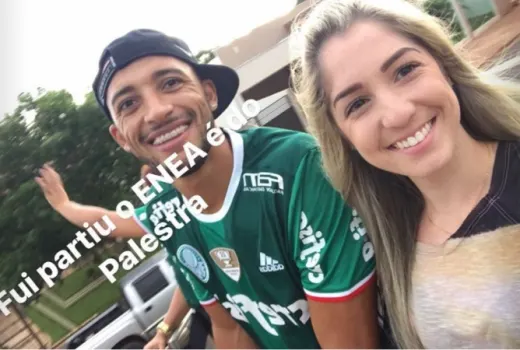 Vitor Hugo celebra título com o Palmeiras em carro aberto no Paraná