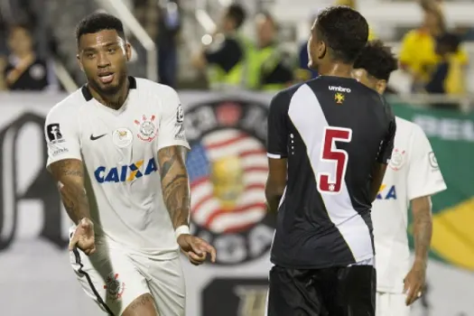 Cultura, brincadeiras e futebol: 'exótico' Kazim conquista Corinthians