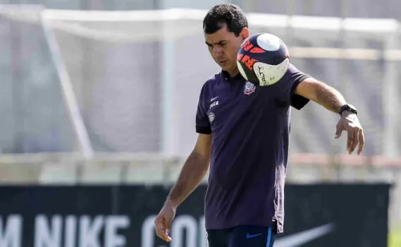 Desgaste pode tirar quatro jogadores e até mudar esquema do Corinthians