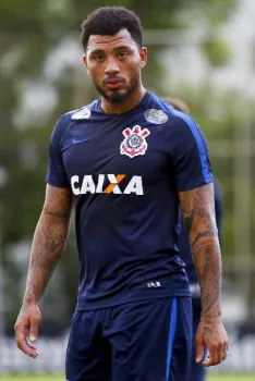 Kazim e Giovanni treinam em campo no Timão; Pedrinho tem lesão leve