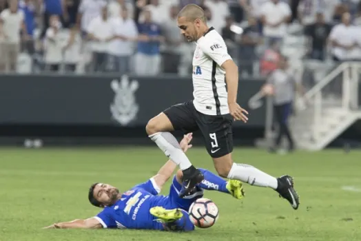 Clayton estreia na Arena Corinthians e se encanta: 'Torcida impressionante'