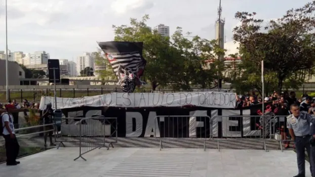 Contra proibições, Gaviões da Fiel faz protesto em frente à Assembleia