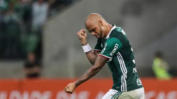 Torcida cobra eliminação do Palmeiras no hotel; Felipe Melo tenta acalmar 