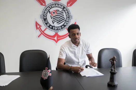 Corinthians anuncia prorrogação de contrato de Moisés até o fim de 2019