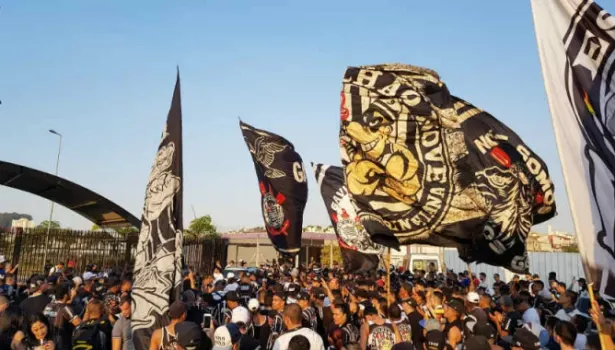 Na véspera do Dérbi, torcedores do Corinthians vão até o CT dar apoio