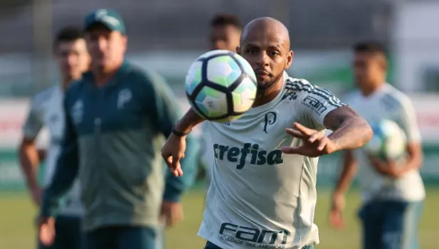 Felipe Melo treina de novo no Palmeiras