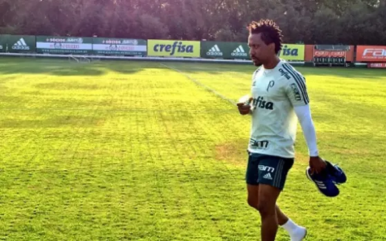 Arouca e Felipe Melo fazem treino físico no gramado da Academia