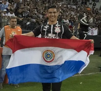 'Em casa' no Corinthians, Balbuena vira líder e recebe dicas de Gamarra