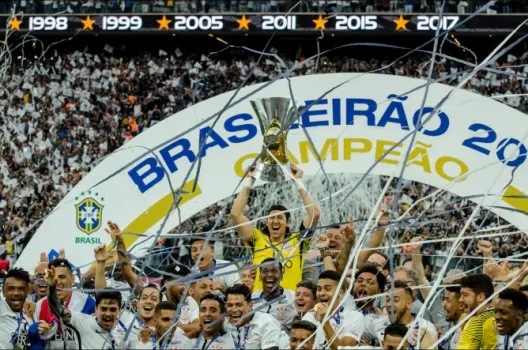 Corinthians chega para o Brasileirão forte mas ainda sem um camisa 9