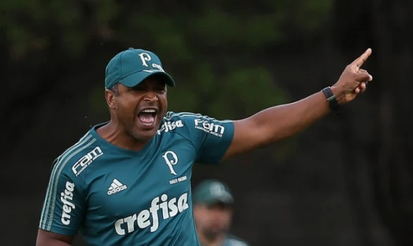 Briga do Palmeiras com FPF abafa críticas a Roger e ao contrato com Crefisa