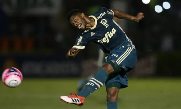 Michel Bastos é elogiado e diz que joga na lateral 'com o maior prazer'