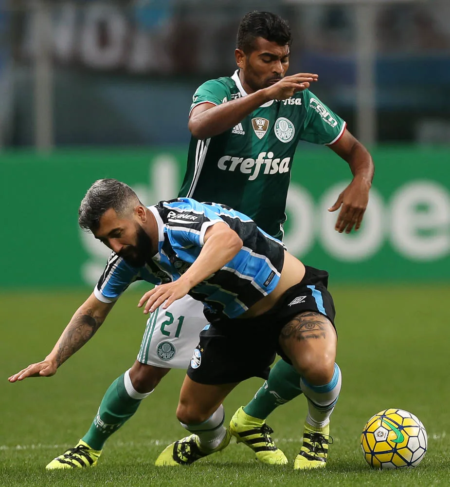 Palmeiras segura pressão em Porto Alegre, empata com Grêmio e segue na liderança