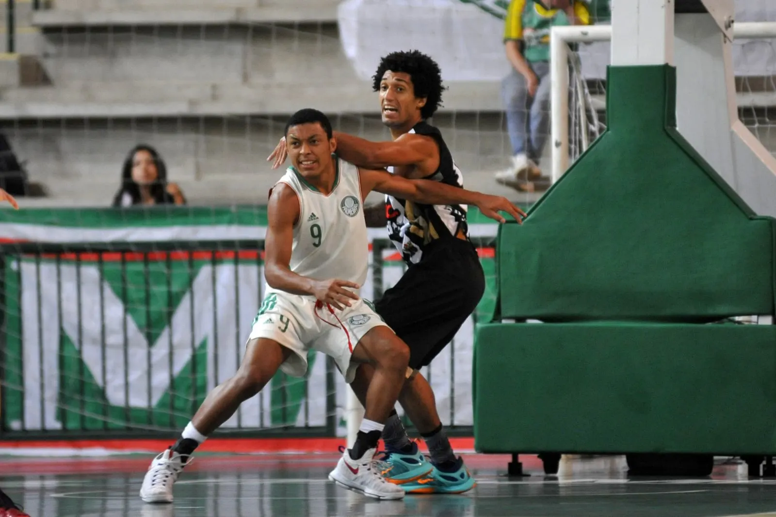 Palmeiras atropela Lins e protagoniza encontro entre irmãos no Aberto de basquete