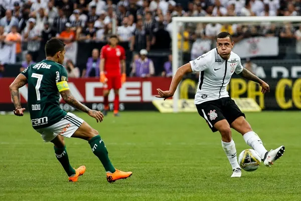 Corinthians já jogou com seis nomes diferentes na lateral esquerda nesta temporada