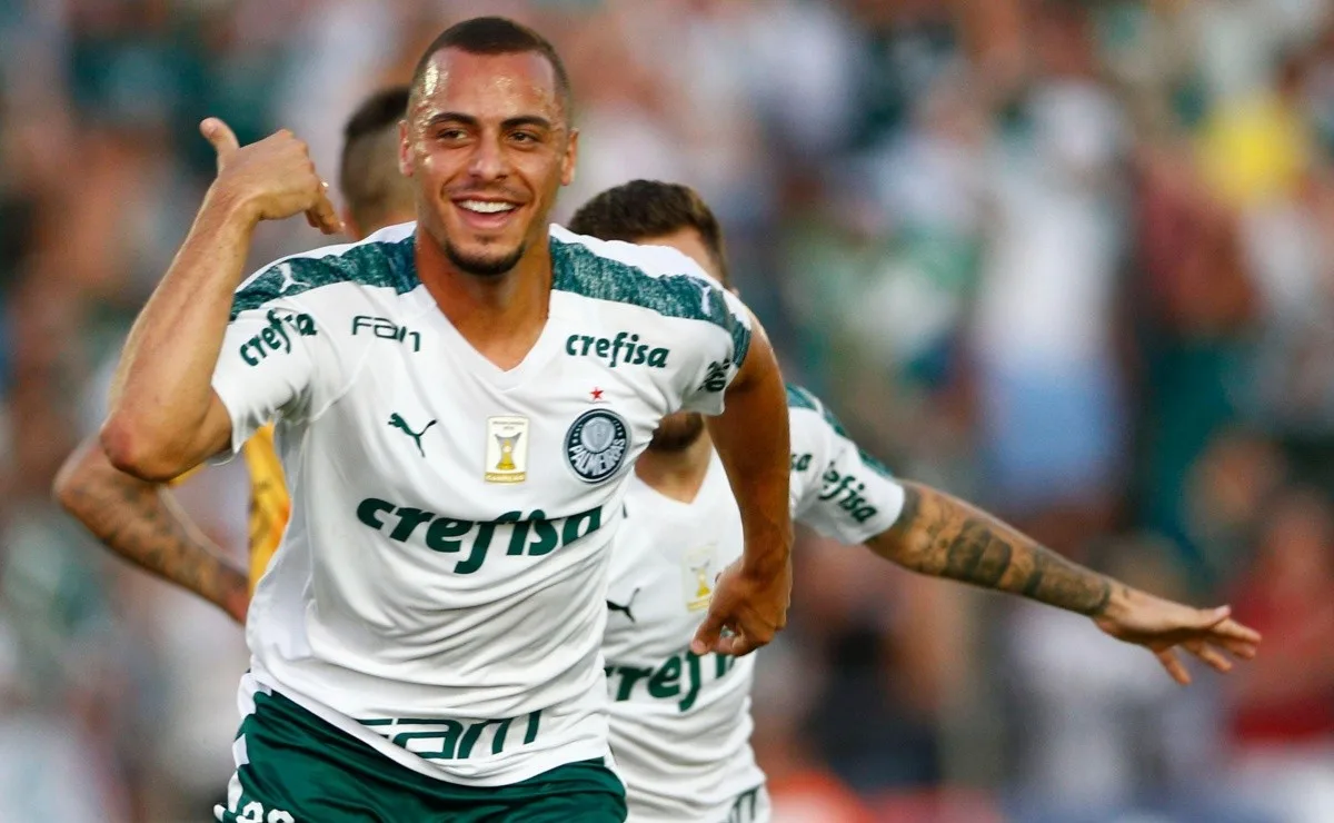 Ex-Palmeiras, Arthur Cabral é o jogador brasileiro com mais gols na atual temporada europeia