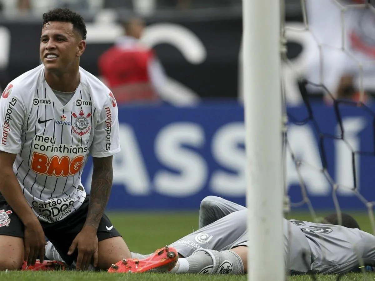 [COMENTE] Você concorda com o afastamento do lateral Sidcley no Corinthians?