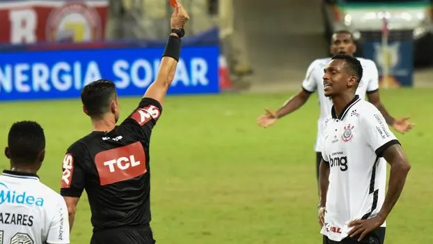 Sem acertar o gol, Jô soma polêmicas e tem 'nova folga' no Corinthians