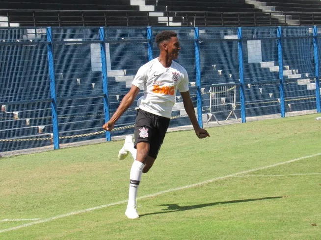 Cauê comemora hat-trick  pelo Corinthians no Brasileirão Sub-20 