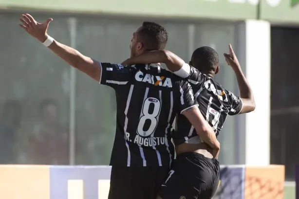 RELEMBRAR É VIVER: Com gols de Jadson, Elias e Love, Corinthians vencia a Chape por 3 a 1 em 2015
