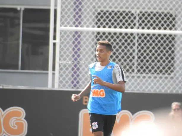 Carille testa Pedrinho em nova posição no time titular do Corinthians