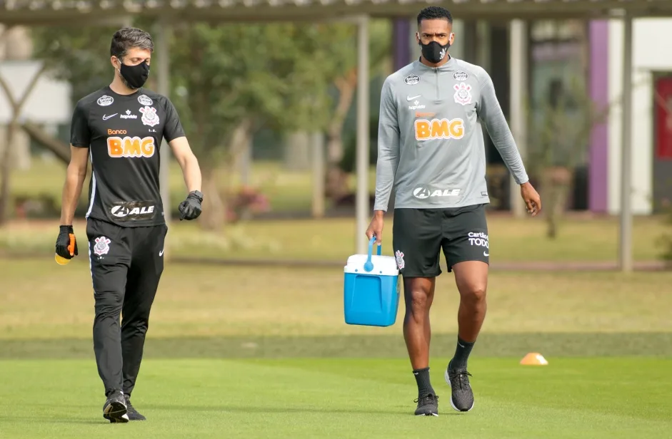 Com 20 jogadores presentes, Corinthians realiza primeiro dia de avaliações no CT; veja como foi