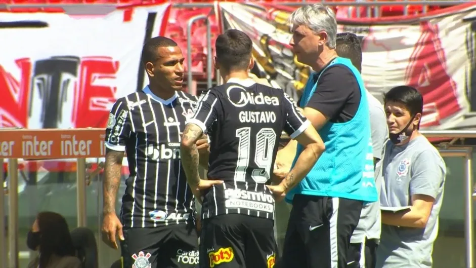 Corinthians toma terceiro gol consecutivo da mesma forma