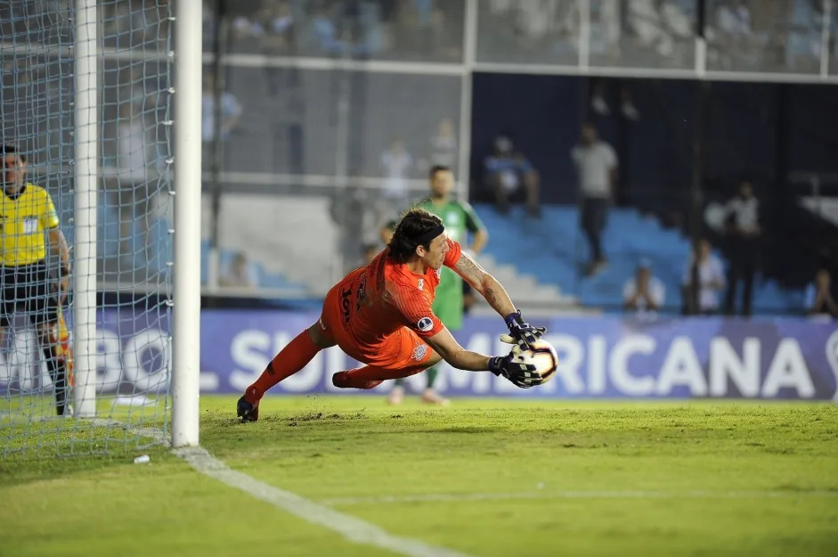 Há dois anos, Cássio brilhava e dava ao Corinthians primeira vaga nos pênaltis fora do país