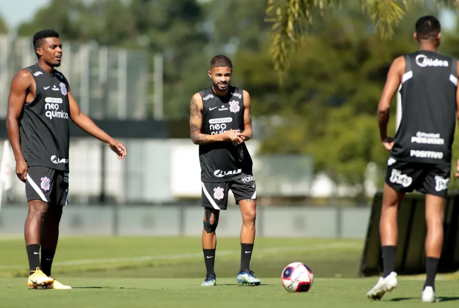 Vitinho retorna aos treinos e Corinthians segue para preparação para enfrentar o São Caetano 