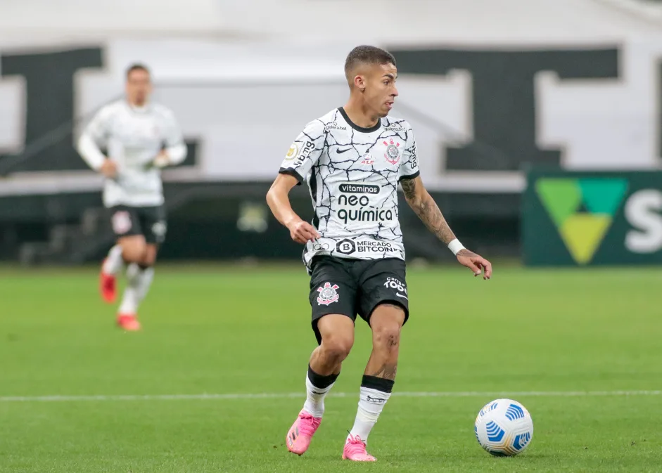 Ex-Corinthians marca golaço e 