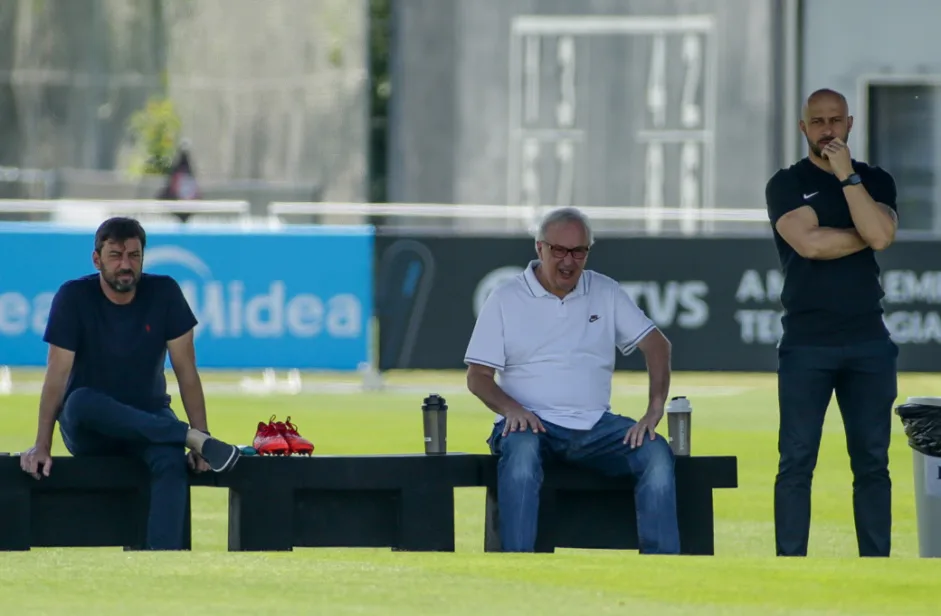 Corinthians monitora mercado e busca centroavante para 2022