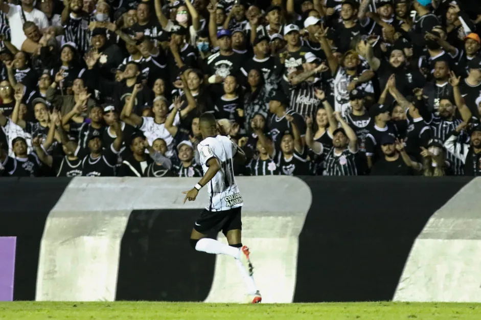 Com passagem pelo profissional, Rodrigo Varanda recebe elogios de Siston