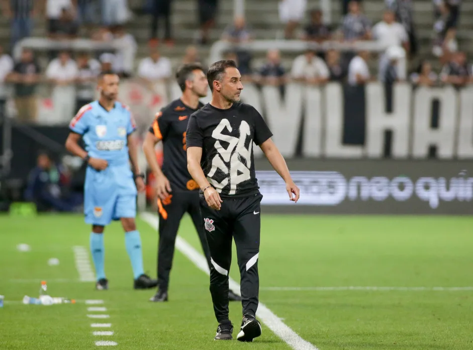 Vítor Pereira escala Corinthians com Fábio Santos e manda Roger Guedes para o banco; confira escalação