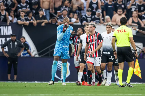Carlos Miguel suspenso após empurrar Calleri em jogo do Corinthians