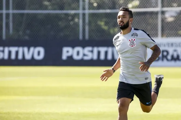 Everaldo e Clayson fazem trabalho específico para fortalecimento no Corinthians