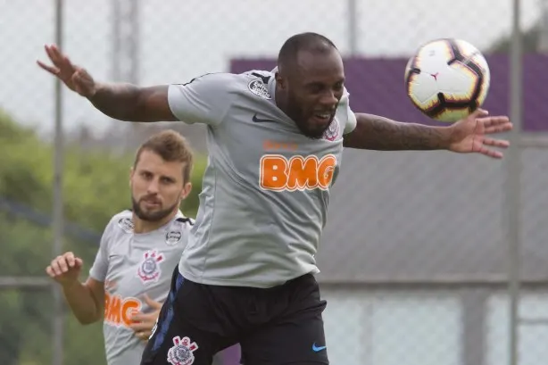 Xerife do Corinthians se recupera e chega a clássico com fama de talismã