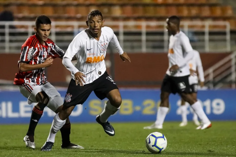 Corinthians cogita estender empréstimo de meio-campista promovido por Tiago Nunes