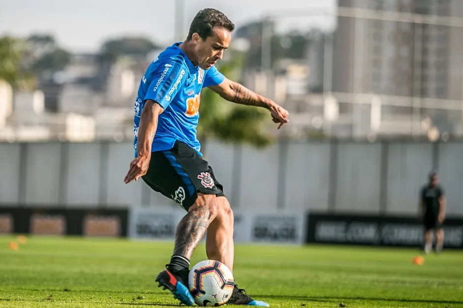 Jadson assina rescisão de contrato e oficializa saída do Corinthians