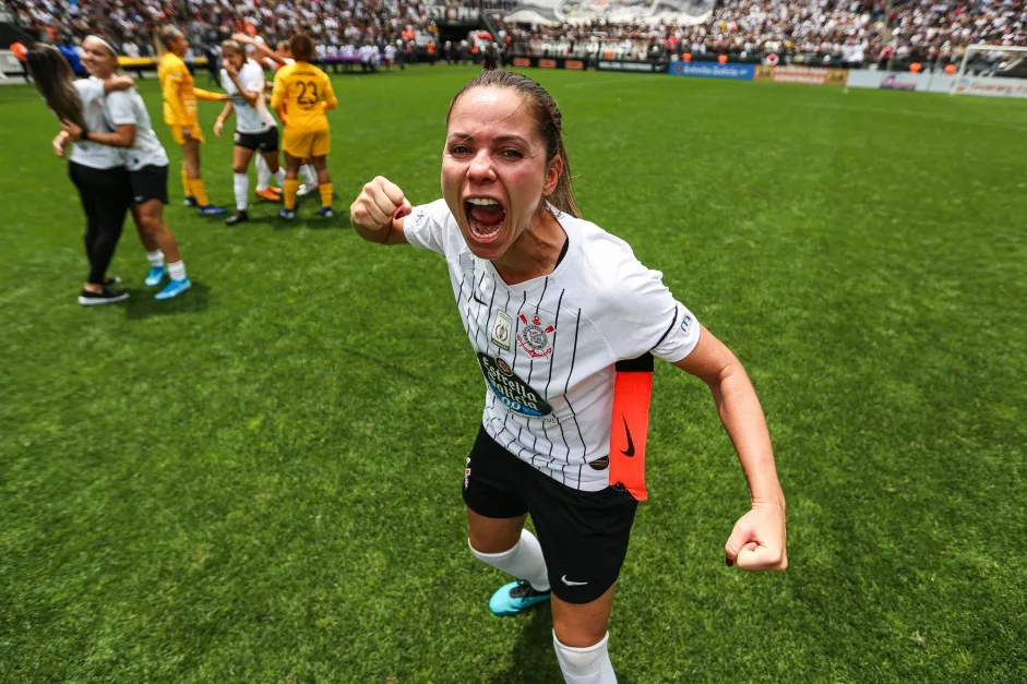 Corinthians acerta renovação de Érika para o futebol feminino