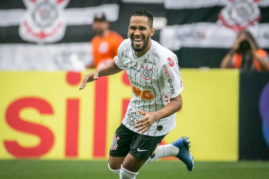 Everaldo vai de esquecido a favorito para formar dupla com Jô no Corinthians