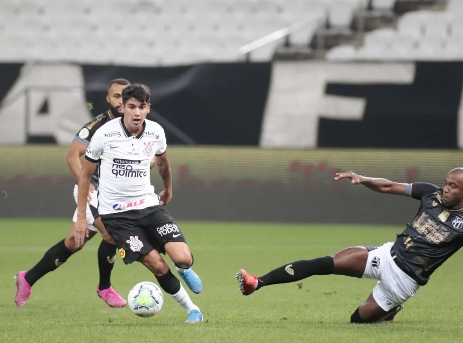 Sem Cazares, maioria da torcida prefere que Araos siga como titular 