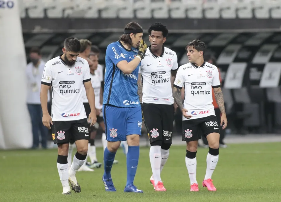 Cobranças, incentivo e correções táticas: vídeo mostra bastidores do vestiário do Corinthians; assista