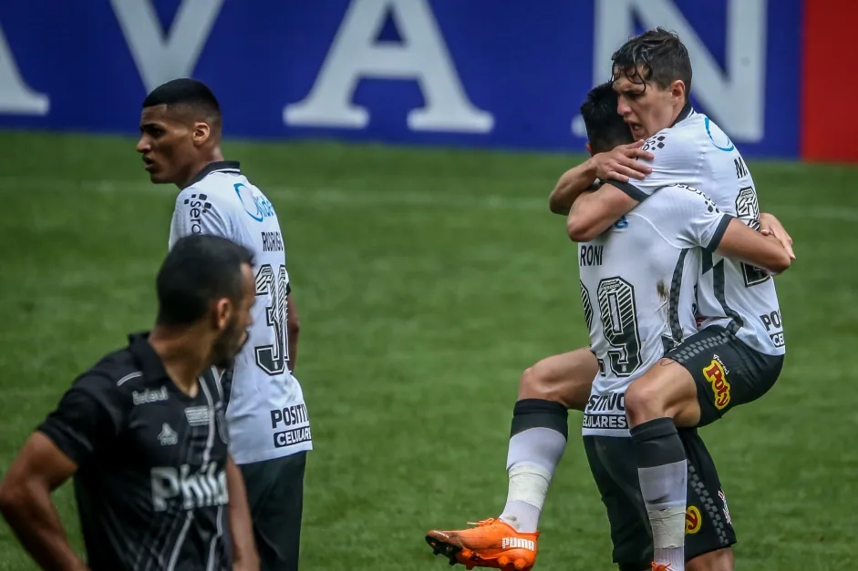 Corinthians melhora no segundo tempo e vence a Ponte Preta de virada