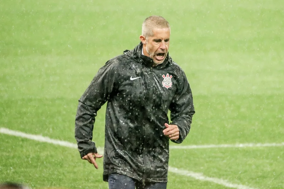 Sylvinho está perdido no Corinthians? Comentaristas debatem futuro do treinador no clube