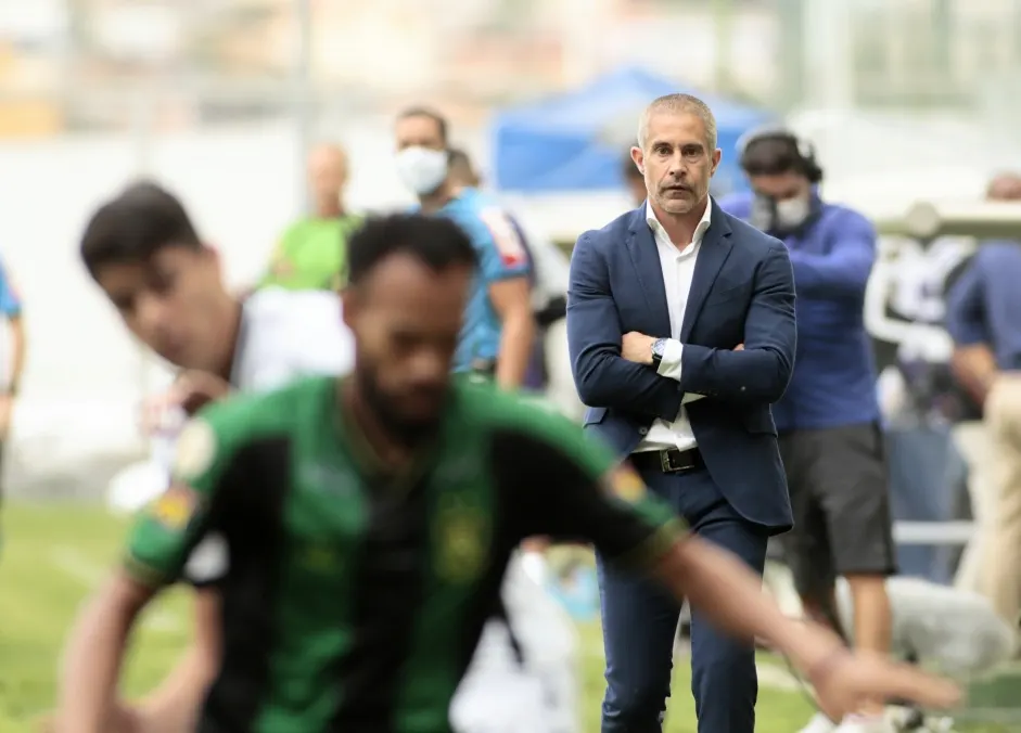 Após vitória, Sylvinho vê Corinthians firme, não coloca prazo para evoluir, mas diz: 