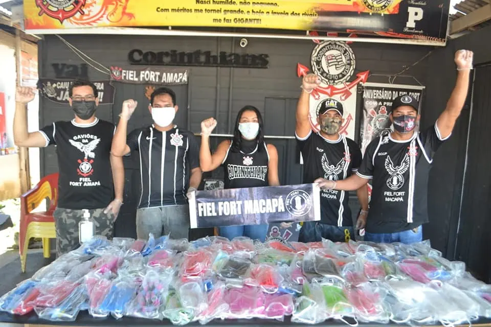 Torcida organizada do Corinthians do Amapá faz doação de máscaras à população carente