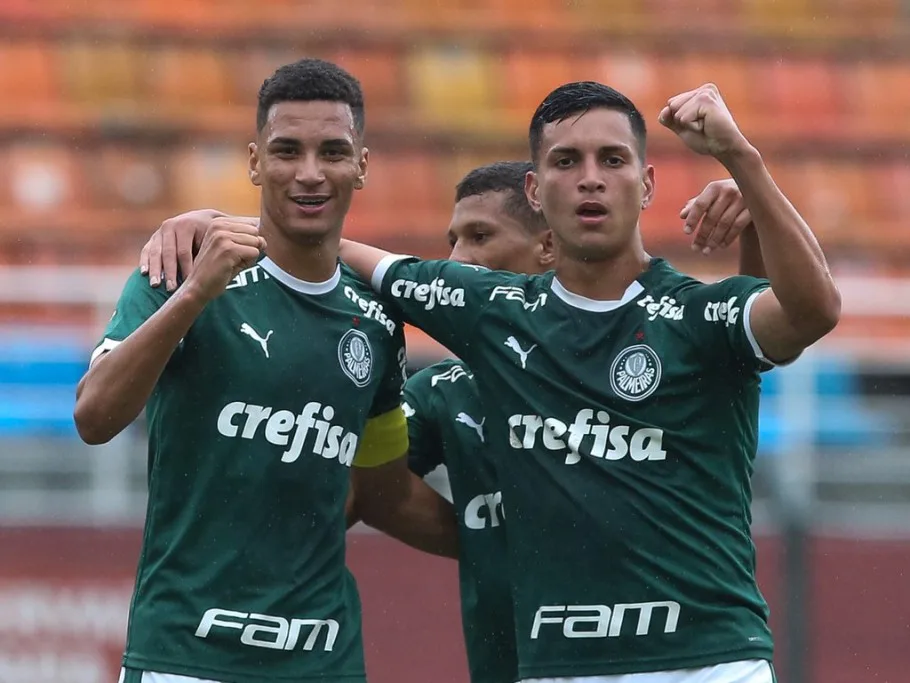 Palmeiras acerta renovação de contrato com zagueiro até 2025